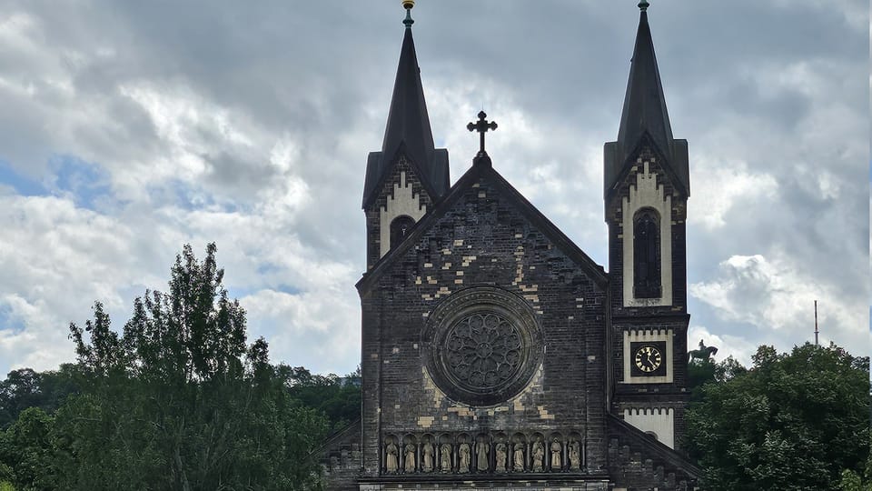 Kostel svatých Cyrila a Metoděje je dominantou Karlínského náměstí | Foto: Klára Stejskalová, Radio Prague International Kostel svatých Cyrila a Metoděje je dominantou Karlínského náměstí | Foto: Klára Stejskalová, Radio Prague International