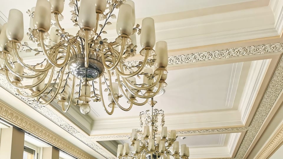 Ze stropu restaurace visí nádherné lustry, mistrovské práce sklářských výtvarníků Stanislava Libenského a Jaroslavy Brichtové | Foto: Petr Lukeš, Radio Prague International Ze stropu restaurace visí nádherné lustry, mistrovské práce sklářských výtvarníků Stanislava Libenského a Jaroslavy Brichtové | Foto: Petr Lukeš, Radio Prague International