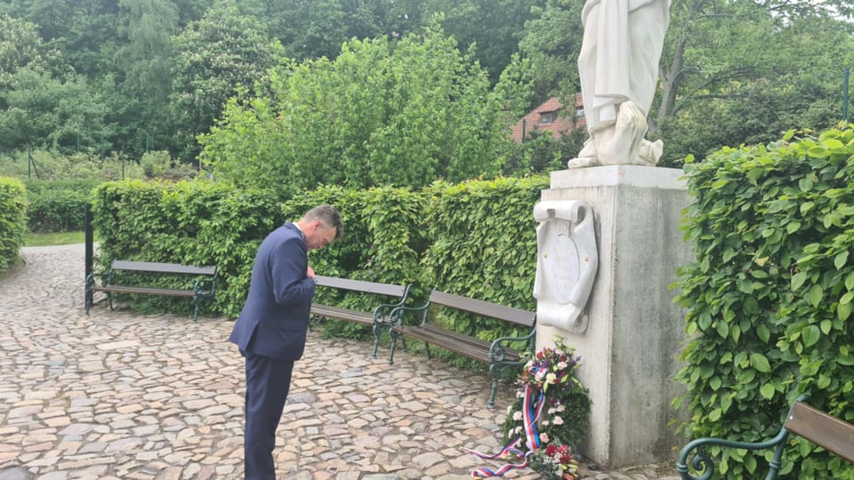Tomáš Czernin u sochy Panny Marie z exilu | Foto: Zdeňka Kuchyňová, Radio Prague International Tomáš Czernin u sochy Panny Marie z exilu | Foto: Zdeňka Kuchyňová, Radio Prague International