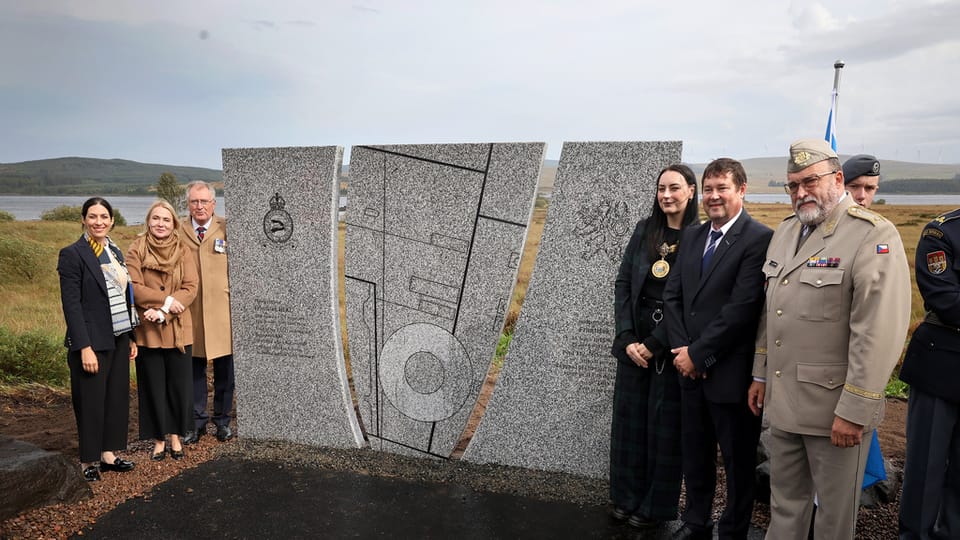 Odhalení památníku československého letce Františka Hekla | Foto: Jan Schejbal, Ministerstvo obrany ČR Odhalení památníku československého letce Františka Hekla | Foto: Jan Schejbal, Ministerstvo obrany ČR