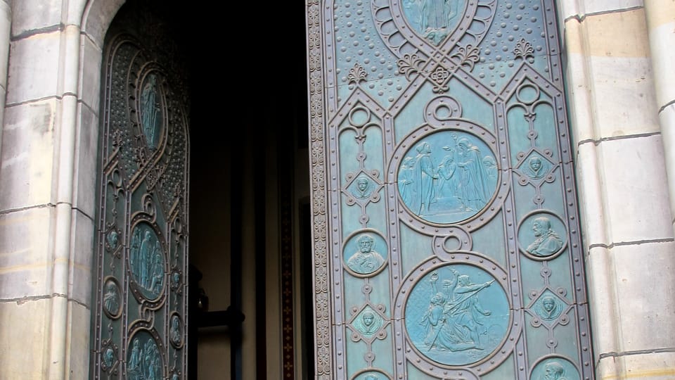 Vstupní dveře do kostela | Foto: Kristýna Maková, Praha křížem krážem Vstupní dveře do kostela | Foto: Kristýna Maková, Praha křížem krážem