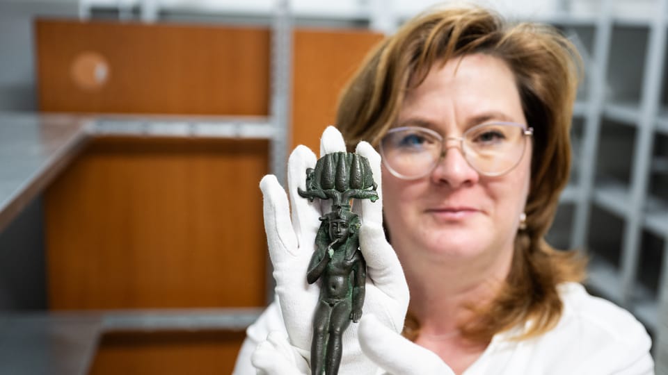 Lenka Mazačová s bronzovou soškou boha Hora-Semataueje zapůjčenou z Městského muzea v Moravské Třebové | Foto: René Volfík, iROZHLAS.cz Lenka Mazačová s bronzovou soškou boha Hora-Semataueje zapůjčenou z Městského muzea v Moravské Třebové | Foto: René Volfík, iROZHLAS.cz