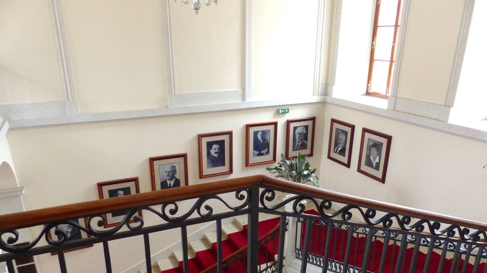 Schodiště s rudým kobercem, po kterém do Senátu přicházejí významné návštěvy | Foto: Petr Lukeš, Radio Prague International Schodiště s rudým kobercem, po kterém do Senátu přicházejí významné návštěvy | Foto: Petr Lukeš, Radio Prague International