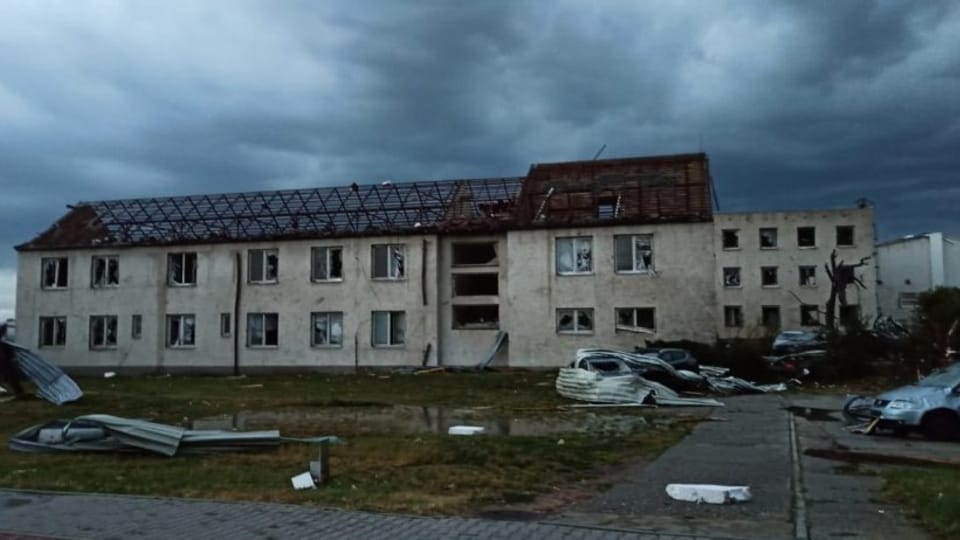 Tornádo vysklilo okna řady budov | Foto: Hasičský záchranný sbor Jihomoravského kraje Tornádo vysklilo okna řady budov | Foto: Hasičský záchranný sbor Jihomoravského kraje