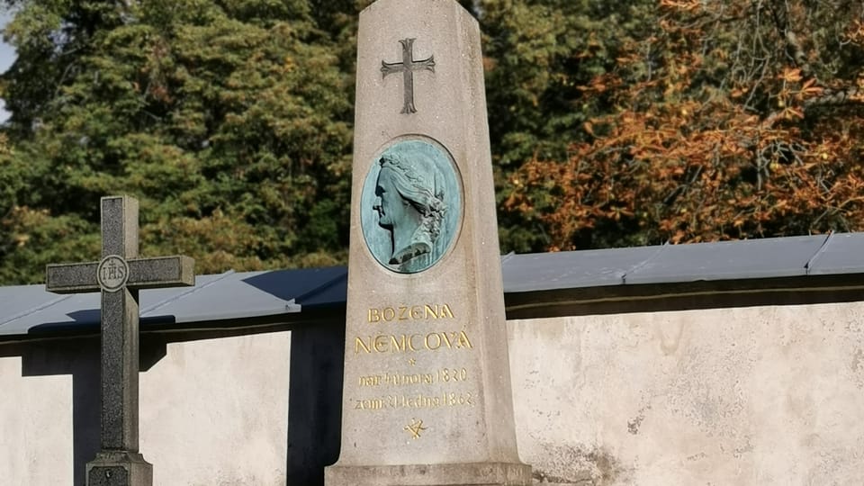 Nepřehlédnutelný je hrob Boženy Němcové u východní stěny hřbitova | Foto: Petr Lukeš, Radio Prague International Nepřehlédnutelný je hrob Boženy Němcové u východní stěny hřbitova | Foto: Petr Lukeš, Radio Prague International
