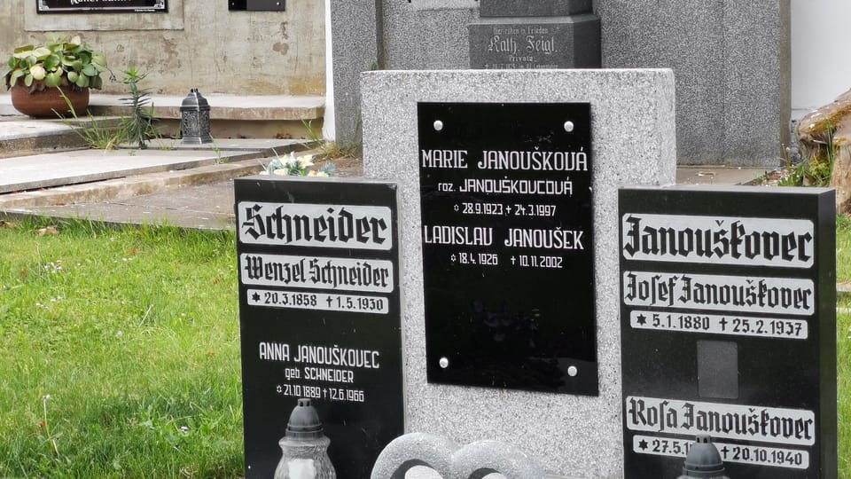Vedle německé menšiny žili v Siřemi ( Zürau) i Češi, jak potvrzují společné náhrobky některých rodin | Foto: Petr Lukeš, Radio Prague International Vedle německé menšiny žili v Siřemi ( Zürau) i Češi, jak potvrzují společné náhrobky některých rodin | Foto: Petr Lukeš, Radio Prague International