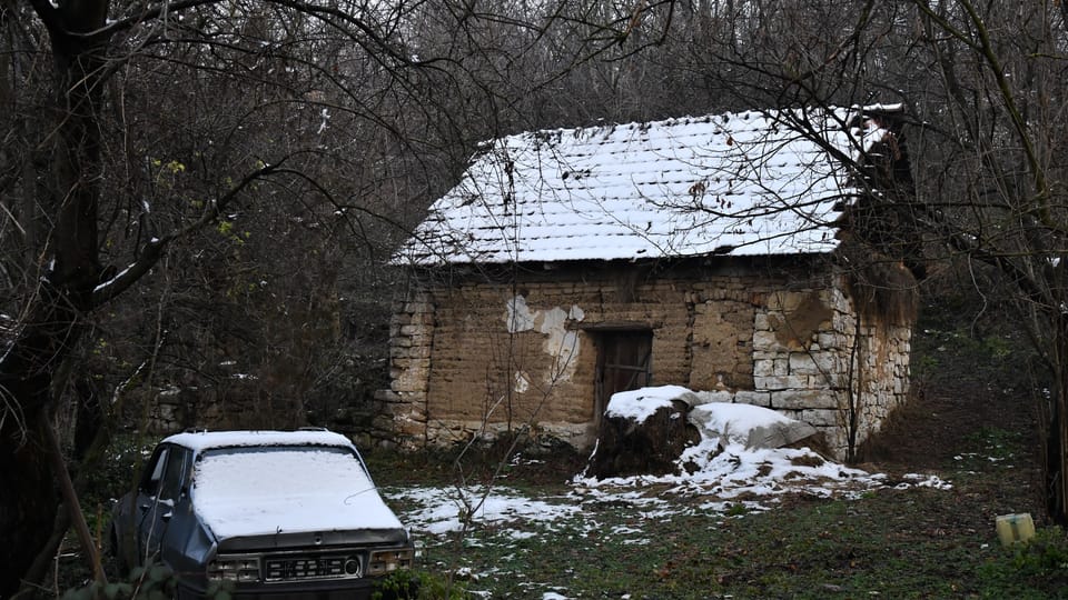 Zpustlých a opuštěných domů v Banátu přibývá i kvůli tomu,  že mladí se nechávají zlákat do rumunských měst i do České republiky | Foto: Břetislav Tureček