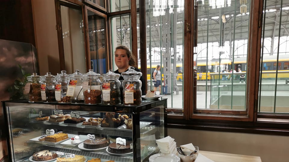 Nabídce dortů vévodí Sacher jako z Vídně za 95 Kč | Foto: Petr Lukeš, Radio Prague International Nabídce dortů vévodí Sacher jako z Vídně za 95 Kč | Foto: Petr Lukeš, Radio Prague International