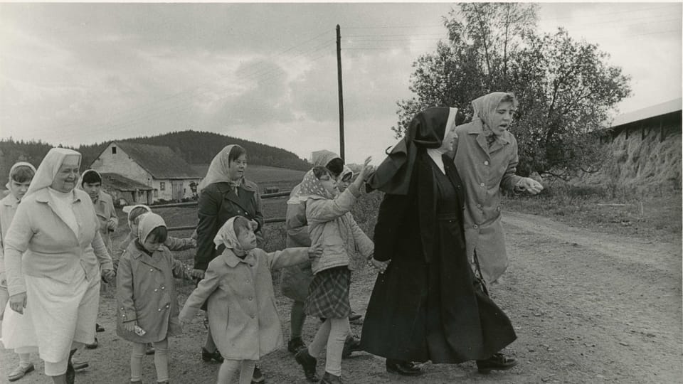 'Sestra přijela z dovolené', z cyklu Sestry, Horní Poustevna, 1983 | Foto: Dagmar Hochová, Moravská galerie Brno 'Sestra přijela z dovolené', z cyklu Sestry, Horní Poustevna, 1983 | Foto: Dagmar Hochová, Moravská galerie Brno