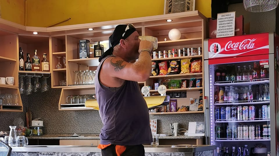 V restauraci U Berešů se nejvíc pije smíchovská desítka z tanku. Jedno malé pivo tu stojí 20 korun | Foto: Petr Lukeš, Radio Prague International V restauraci U Berešů se nejvíc pije smíchovská desítka z tanku. Jedno malé pivo tu stojí 20 korun | Foto: Petr Lukeš, Radio Prague International