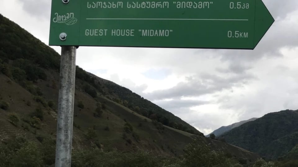 Ukazatel k penzionu Midamo | Foto: Tereza Hronová, Člověk v tísni Ukazatel k penzionu Midamo | Foto: Tereza Hronová, Člověk v tísni
