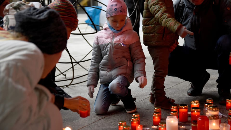 17. listopad na Národní třídě. Setkání u plastiky Srdce pro Václava Havla (piazzetta Národního divadla) | Foto: Barbora Navrátilová, Radio Prague International 17. listopad na Národní třídě. Setkání u plastiky Srdce pro Václava Havla (piazzetta Národního divadla) | Foto: Barbora Navrátilová, Radio Prague International