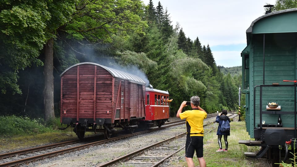 Projíždějicí a  procházejicí turisté na Kovářské obdivují nejen vlaky v pohybu,  ale i zaparkované vagóny | Foto: Břetislav Tureček,  Radio Prague International