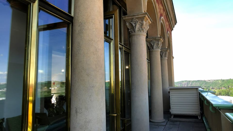 K výzdobě horní části hotelu patří i antické sloupoví | Foto: Petr Lukeš, Radio Prague International K výzdobě horní části hotelu patří i antické sloupoví | Foto: Petr Lukeš, Radio Prague International