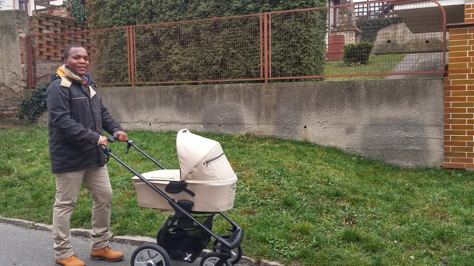 Pyšný otec s právě narozenou dcerou v Mělníku | Foto: Soukromý archiv Lucie a Bokanga Maswabi Pyšný otec s právě narozenou dcerou v Mělníku | Foto: Soukromý archiv Lucie a Bokanga Maswabi