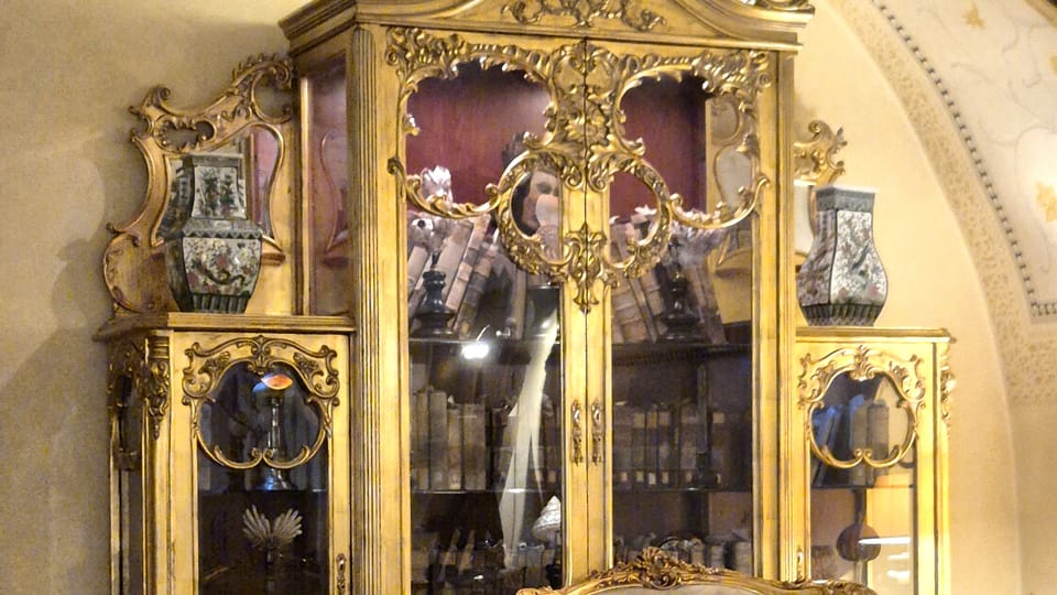 Nespočet historických předmětů zdobí každý kout hotelu | Foto: Petr Lukeš,  Radio Prague International