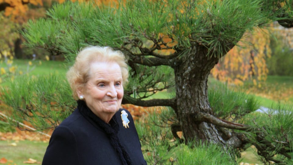 Madeleine Albrightová vysadila v Botanické zahradě v Troji vzácnou borovici, foto: Barbora Kmentová / Archiv ČRo7 Madeleine Albrightová vysadila v Botanické zahradě v Troji vzácnou borovici, foto: Barbora Kmentová / Archiv ČRo7