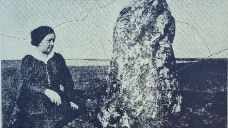 Božena Štorchová u menhiru 'Kamenný slouha' | Foto: Klára Stejskalová, repro Naučná tabule Dolní Chabry Božena Štorchová u menhiru 'Kamenný slouha' | Foto: Klára Stejskalová, repro Naučná tabule Dolní Chabry