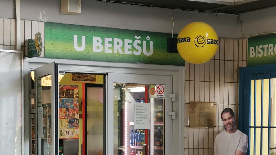 Do restaurace U Berešů se vchází přes bistro přímo z vestibulu nádraží Lovosice | Foto: Petr Lukeš,  Radio Prague International