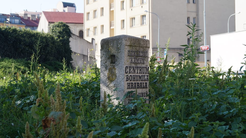 Základní kámen nerealizovaného Centra Bohumila Hrabala | Foto: Radio Prague International Základní kámen nerealizovaného Centra Bohumila Hrabala | Foto: Radio Prague International