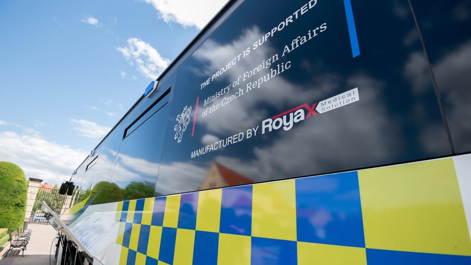 ČR posílá na Ukrajinu autobus přestavěný na intenzivní péči pro 5 pacientů a 6 zdravotníků | Foto: Zuzana Jarolímková, Český rozhlas ČR posílá na Ukrajinu autobus přestavěný na intenzivní péči pro 5 pacientů a 6 zdravotníků | Foto: Zuzana Jarolímková, Český rozhlas