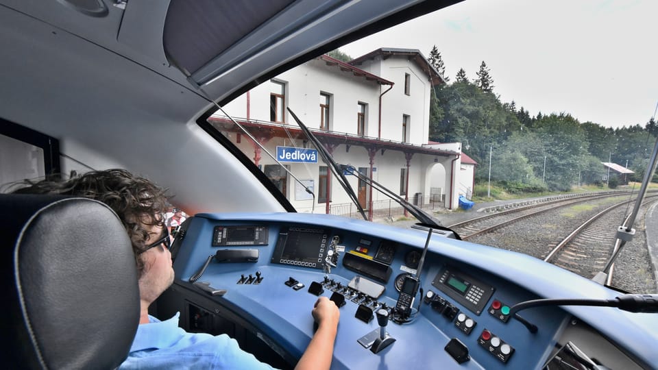 V Jedlové se dnes sbíhají tři železniční trati obsluhované čtyřmi dopravci | Foto: Břetislav Tureček, Radio Prague International V Jedlové se dnes sbíhají tři železniční trati obsluhované čtyřmi dopravci | Foto: Břetislav Tureček, Radio Prague International