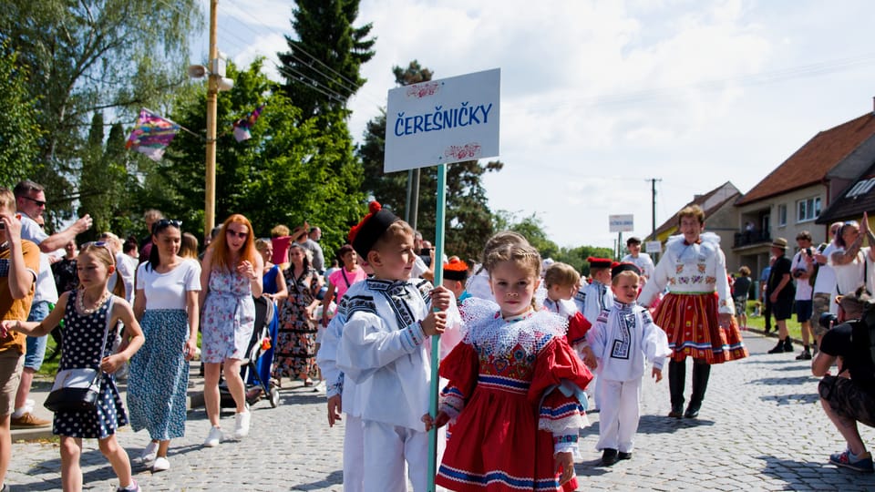 Krojovaný průvod,  v čele s nejmladšími v souboru Čerešničky | Foto: Barbora Navrátilová,  Radio Prague International