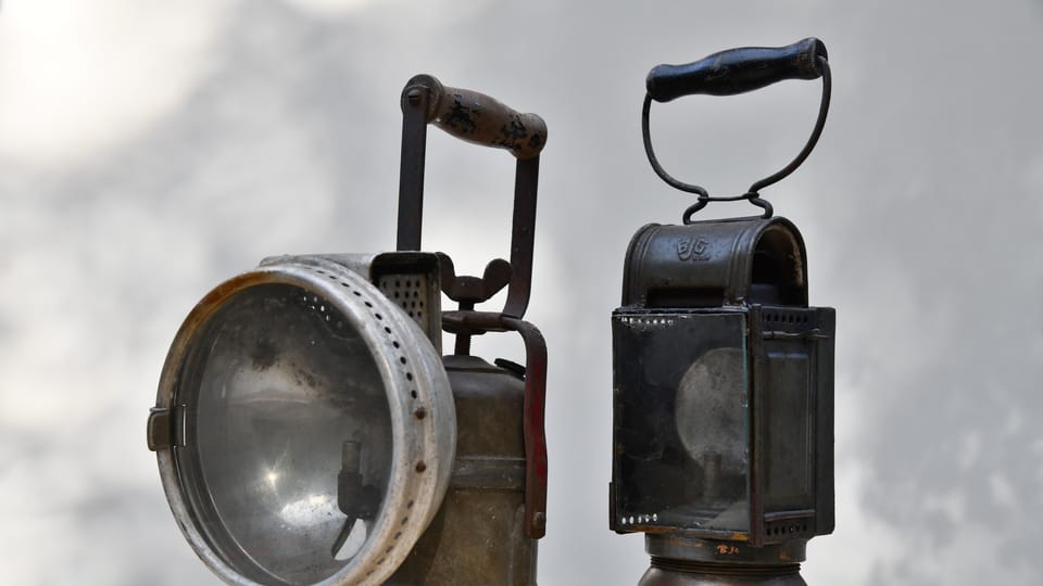 Tyto karbidové lampy Říšskoněmeckých drah,  které se na české území dostaly za okupace,  na renovaci teprve čekají | Foto: Břetislav Tureček,  Radio Prague International