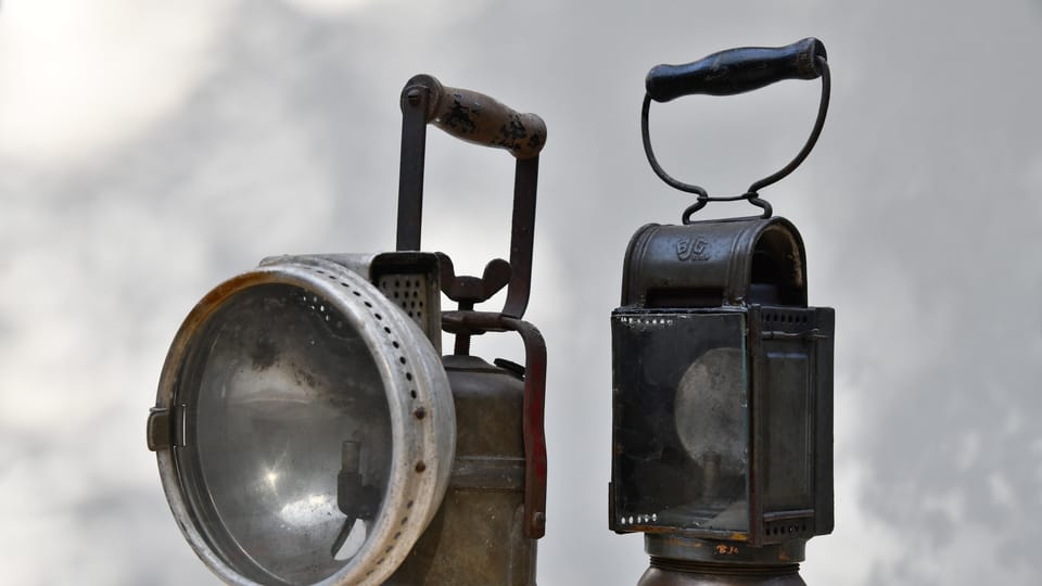 Tyto karbidové lampy Říšskoněmeckých drah, které se na české území dostaly za okupace, na renovaci teprve čekají | Foto: Břetislav Tureček, Radio Prague International Tyto karbidové lampy Říšskoněmeckých drah, které se na české území dostaly za okupace, na renovaci teprve čekají | Foto: Břetislav Tureček, Radio Prague International