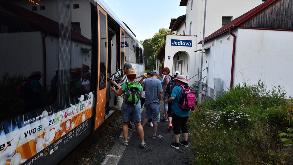 Vlak od České Lípy přivezl do Lužických hor další turisty | Foto: Břetislav Tureček, Radio Prague International Vlak od České Lípy přivezl do Lužických hor další turisty | Foto: Břetislav Tureček, Radio Prague International