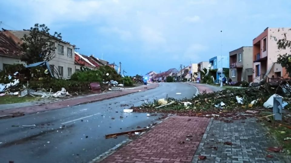 Tornádem zpustošená obec | Foto: Hasičský záchranný sbor Jihomoravského kraje Tornádem zpustošená obec | Foto: Hasičský záchranný sbor Jihomoravského kraje