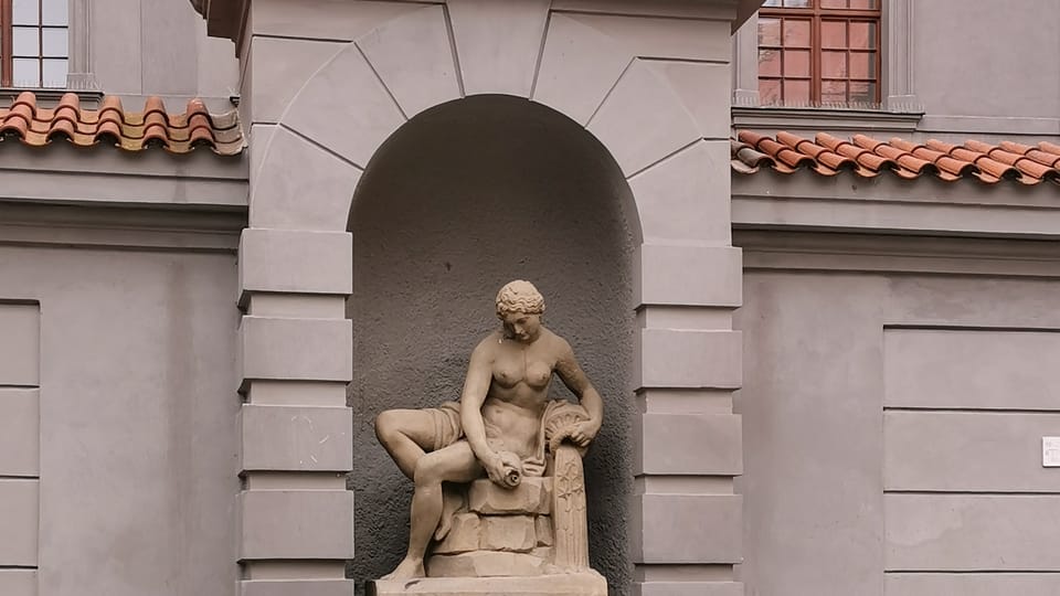 Známá socha Vltavy zvaná Terezka od Václava Prachnera je umístěna ve zdi u malé zahrady na Mariánském náměstí | Foto: Petr Lukeš, Radio Prague International Známá socha Vltavy zvaná Terezka od Václava Prachnera je umístěna ve zdi u malé zahrady na Mariánském náměstí | Foto: Petr Lukeš, Radio Prague International