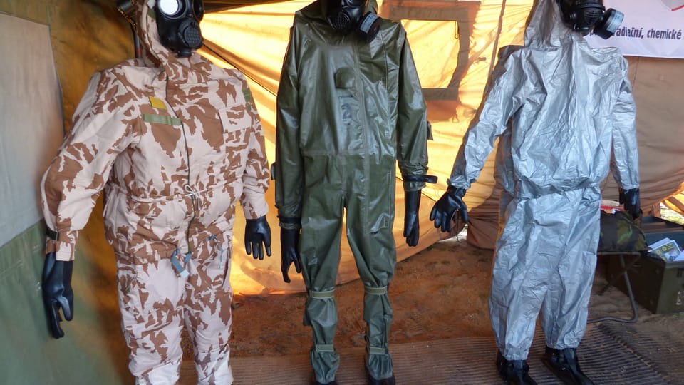 Bezpečnostní a protichemické obleky,  foto: Klára Stejskalová