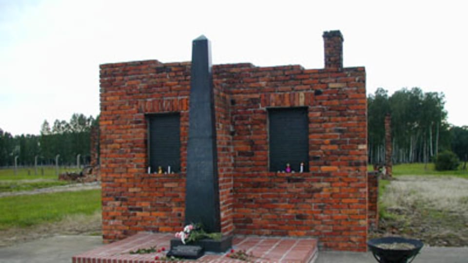 Pomník vězňů umučených v cikánském táboře Osvětim - Březinka,  který dali postavit V. Rose a O. Bamberger jménem Svazu Cikánů SRN,  foto: Jana Šustová