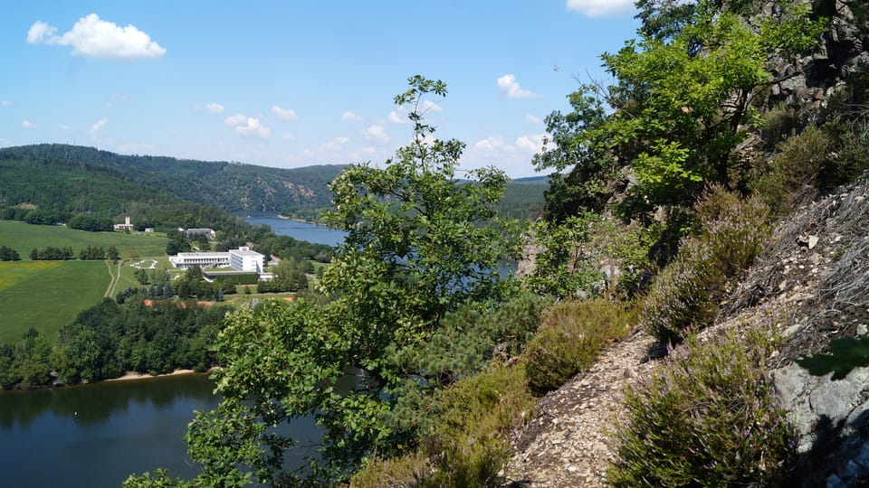 Vyhlídka Bílá skála - pohled na budovy Vzdělávacího zařízení Smilovice | Foto: Miloš Turek, Radio Prague International Vyhlídka Bílá skála - pohled na budovy Vzdělávacího zařízení Smilovice | Foto: Miloš Turek, Radio Prague International