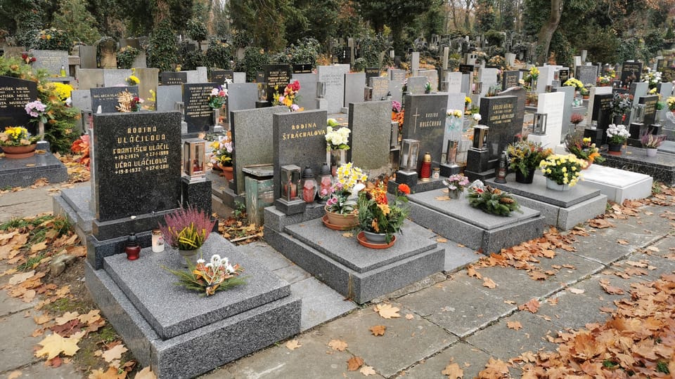 V popředí urnového háje je hrob režiséra Františka Vláčila | Foto: Petr Lukeš, Radio Prague International V popředí urnového háje je hrob režiséra Františka Vláčila | Foto: Petr Lukeš, Radio Prague International