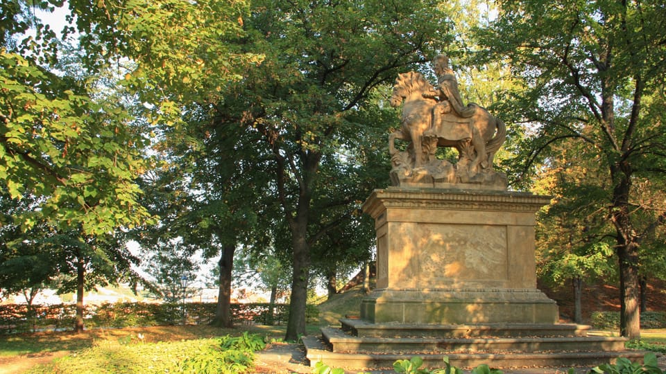 Jezdecká socha knížete Václava z let 1678–1680 stojí ve Štulcových sadech na Vyšehradě | Foto: Barbora Němcová, Radio Prague International Jezdecká socha knížete Václava z let 1678–1680 stojí ve Štulcových sadech na Vyšehradě | Foto: Barbora Němcová, Radio Prague International