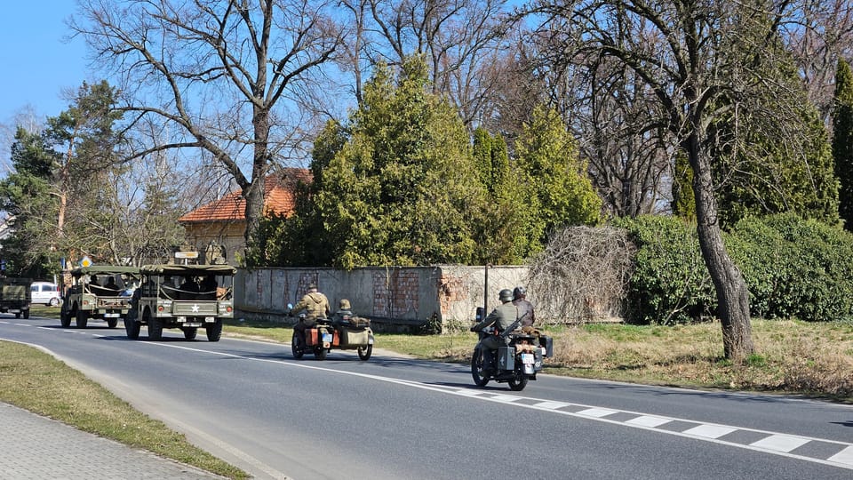 Konvoj historických vojenských vozidel ku příležitosti 80. výročí osvbození a připomenutí náletů na Prahu v roce 1945 | Foto: Štěpánka Budková, Radio Prague International Konvoj historických vojenských vozidel ku příležitosti 80. výročí osvbození a připomenutí náletů na Prahu v roce 1945 | Foto: Štěpánka Budková, Radio Prague International