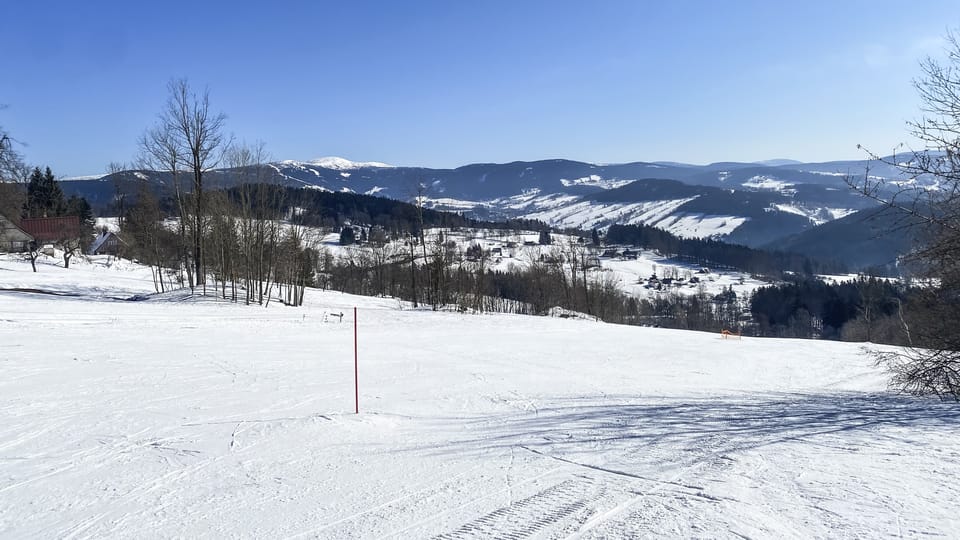Pohled na Krkonoše a skiareál Rokytnice na Jizerou | Foto: Hana Řeháková, Radio Prague International Pohled na Krkonoše a skiareál Rokytnice na Jizerou | Foto: Hana Řeháková, Radio Prague International