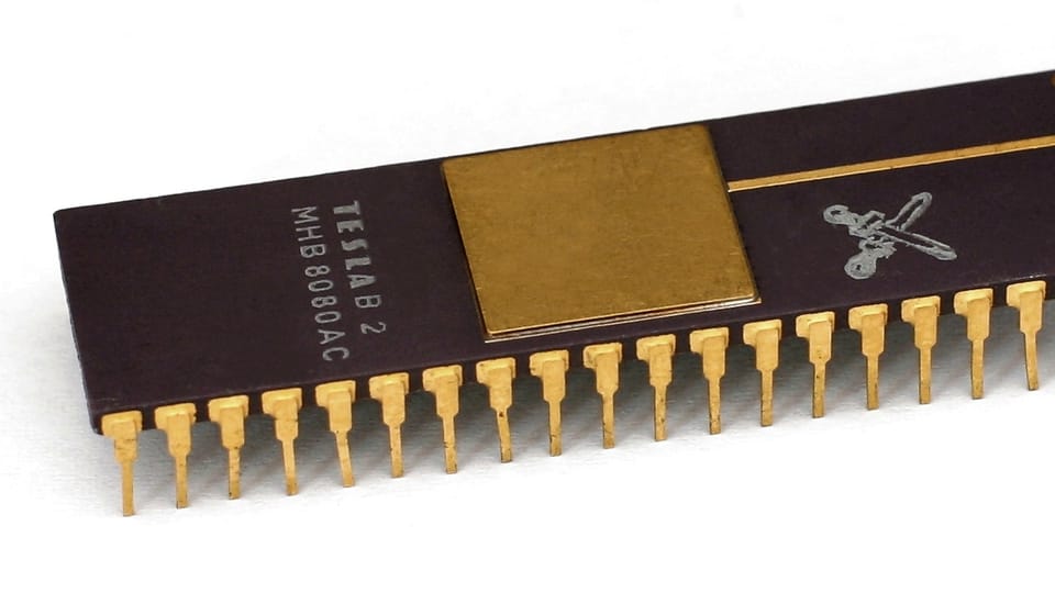 Procesor Tesla MHB 8080, klon Intelu 8080 | Foto: Konstantin Lanzet, Wikimedia Commons, CC BY-SA 3.0 Procesor Tesla MHB 8080, klon Intelu 8080 | Foto: Konstantin Lanzet, Wikimedia Commons, CC BY-SA 3.0