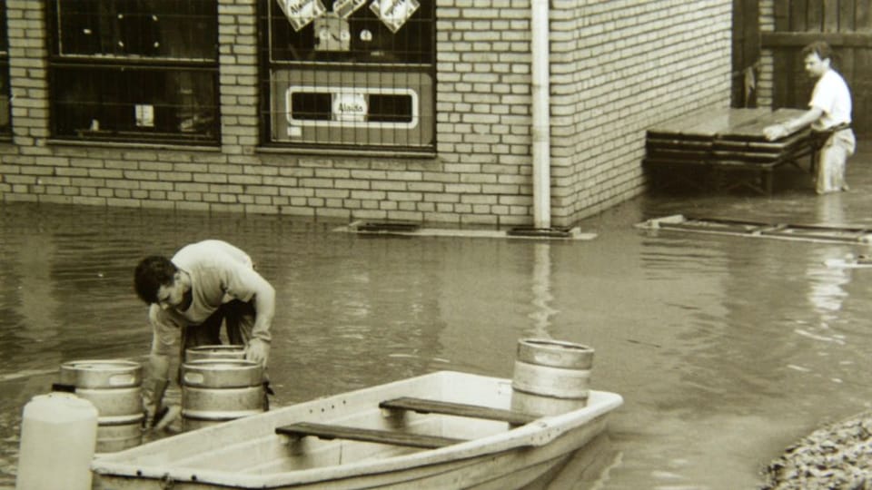 Zachraňování zásob z Otrokovic během povodní v létě 1997 | Foto: Roman Verner,  Český rozhlas
