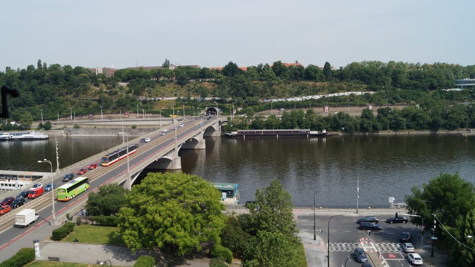 Nejhezčí výhled z Novomlýnské vodárenské věže se otevírá směrem na řeku Vltavu se Štefánikovým mostem a na Letnou | Foto: Miloš Turek, Radio Prague International Nejhezčí výhled z Novomlýnské vodárenské věže se otevírá směrem na řeku Vltavu se Štefánikovým mostem a na Letnou | Foto: Miloš Turek, Radio Prague International