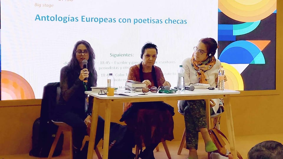 Spisovatelka a překladatelka Elena Buixaderas a básnířky Sylva Fischerová a Jitka Bret Srbová | Foto: Daniel Ordóñez, Radio Prague International Spisovatelka a překladatelka Elena Buixaderas a básnířky Sylva Fischerová a Jitka Bret Srbová | Foto: Daniel Ordóñez, Radio Prague International