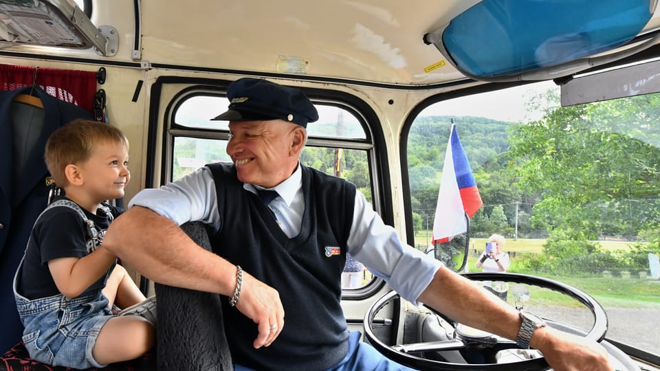 Za chvíli se autobus rozjede ze Zubrnic přes Lovečkovice do Úštěka | Foto: Břetislav Tureček, Radio Prague International Za chvíli se autobus rozjede ze Zubrnic přes Lovečkovice do Úštěka | Foto: Břetislav Tureček, Radio Prague International