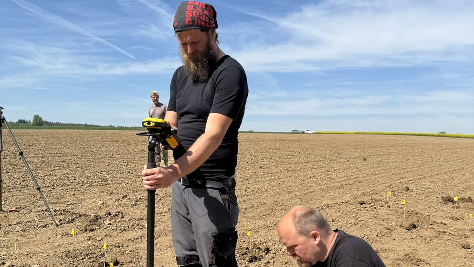 Veškeré na ploše pole roztroušené mince byly po nalezení archeology geodeticky zaměřovány | Foto: Archeologický ústav AV ČR Veškeré na ploše pole roztroušené mince byly po nalezení archeology geodeticky zaměřovány | Foto: Archeologický ústav AV ČR