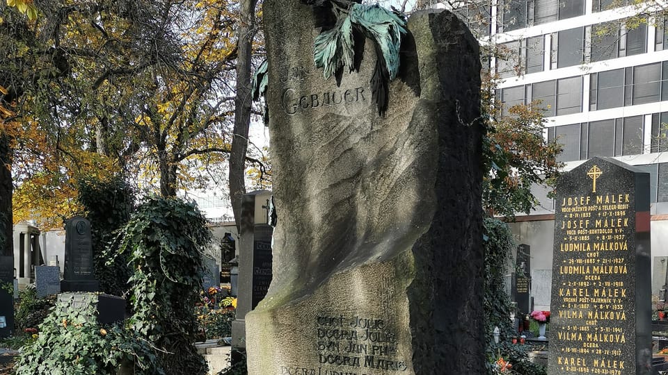 Honosný náhrobek otce moderní češtiny Jana Gebauera je blízko Vinohradské ulice | Foto: Petr Lukeš, Radio Prague International Honosný náhrobek otce moderní češtiny Jana Gebauera je blízko Vinohradské ulice | Foto: Petr Lukeš, Radio Prague International