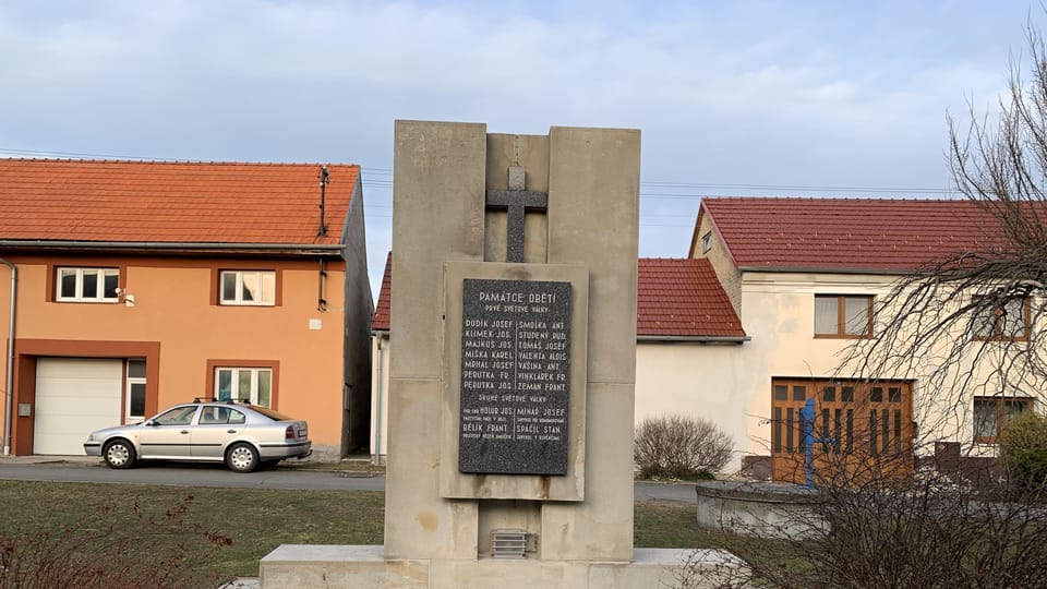 První realizací Bohuslava Fuchse v jeho rodných Všechovicích byl památník obětem první světové války | Foto: Jana Zemková, Český rozhlas První realizací Bohuslava Fuchse v jeho rodných Všechovicích byl památník obětem první světové války | Foto: Jana Zemková, Český rozhlas