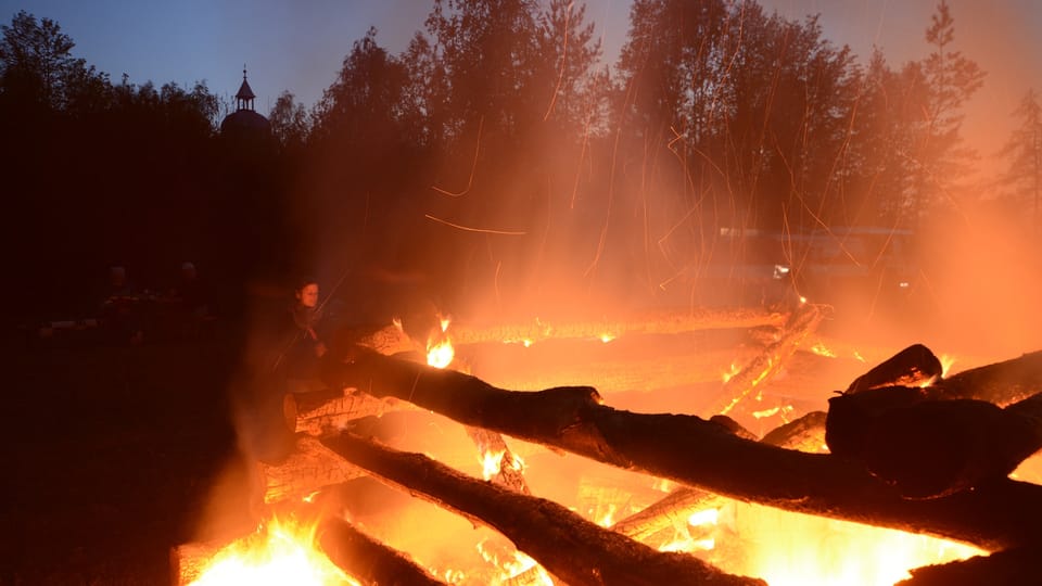Pálení čarodějnic a opékání buřtů v Liběchově ve Středočeském kraji | Foto: Eva Turečková, Radio Prague International Pálení čarodějnic a opékání buřtů v Liběchově ve Středočeském kraji | Foto: Eva Turečková, Radio Prague International