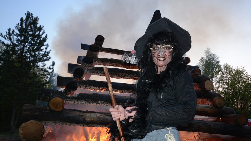 Pálení čarodějnic a opékání buřtů v Liběchově ve Středočeském kraji | Foto: Eva Turečková, Radio Prague International Pálení čarodějnic a opékání buřtů v Liběchově ve Středočeském kraji | Foto: Eva Turečková, Radio Prague International