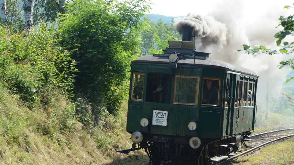 Parní motorový vůz M 124.001 zvaný Komárek,  než ho  (snad jen dočasně) závada vyřadila z provozu | Foto: Břetislav Tureček,  Radio Prague International